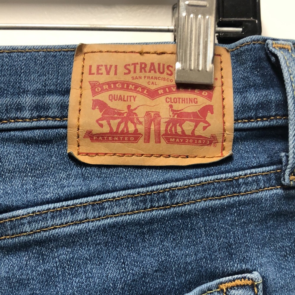 Women’s Size 28-Levi’s 720 High Rise Super Skinny Jeans